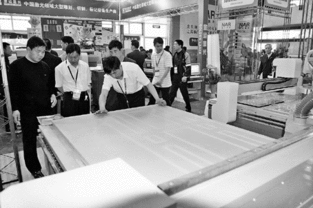 河南信陽木工機(jī)械有限責(zé)任公司,是該行業(yè)中首批獲得產(chǎn)品自營(yíng)進(jìn)出口權(quán)的企業(yè)